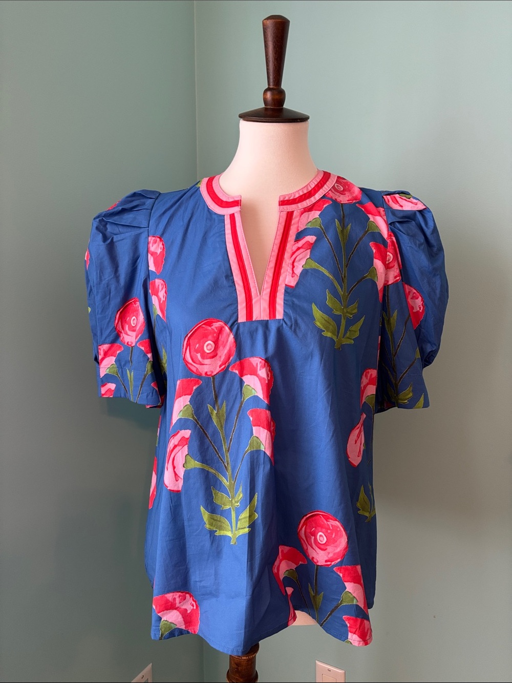 Entro NWT Blue Floral Puff Sleeve Top with Pink Accents